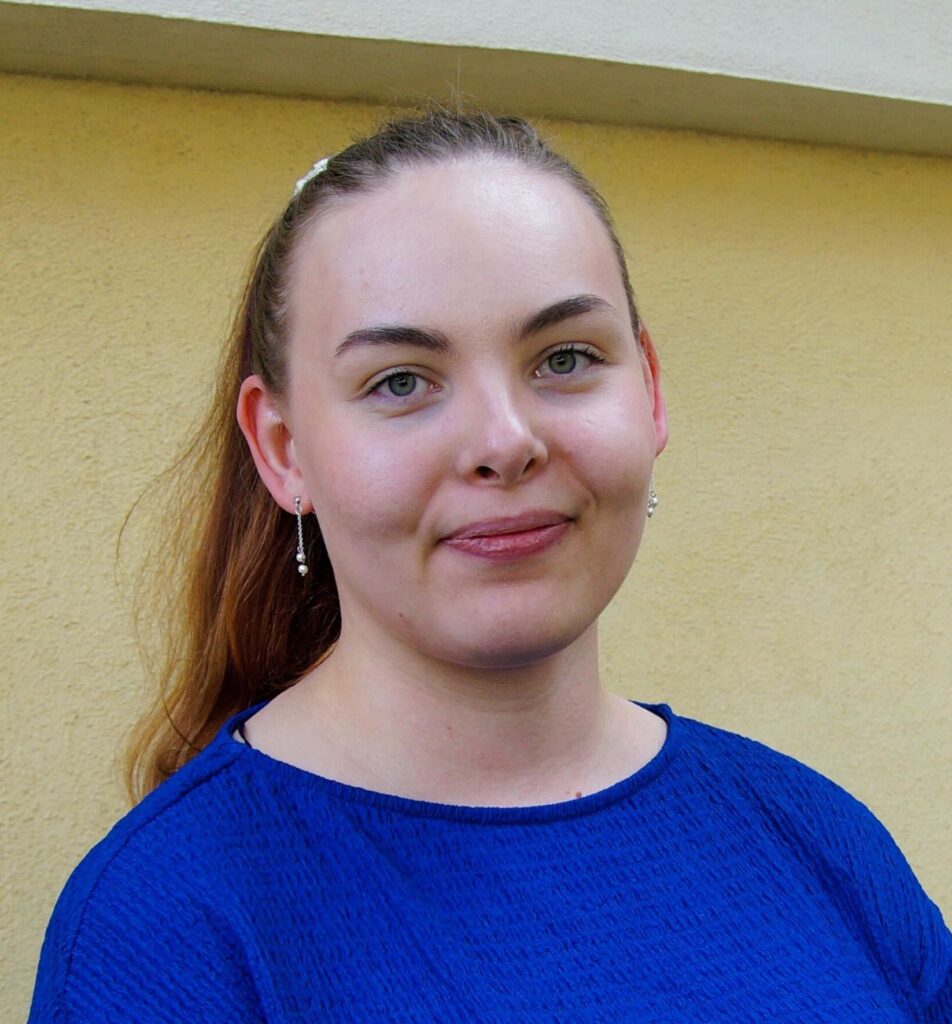 Julia Saarinen läsnä hanke